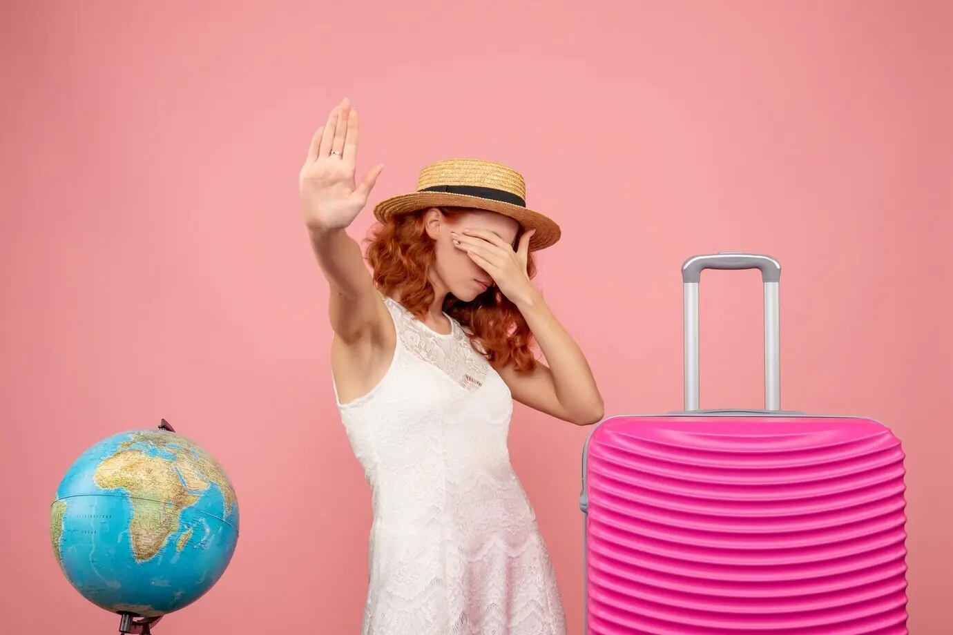 Фронтальный вид молодой туристки с розовой сумкой на фоне розовой розовой стены.